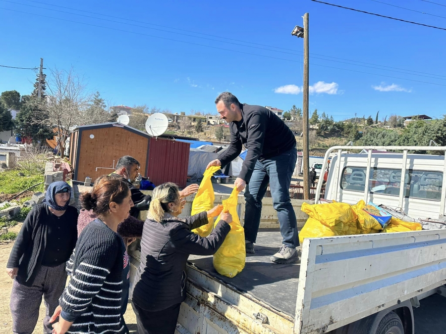 Deprem bölgesine erzak dağıtımı